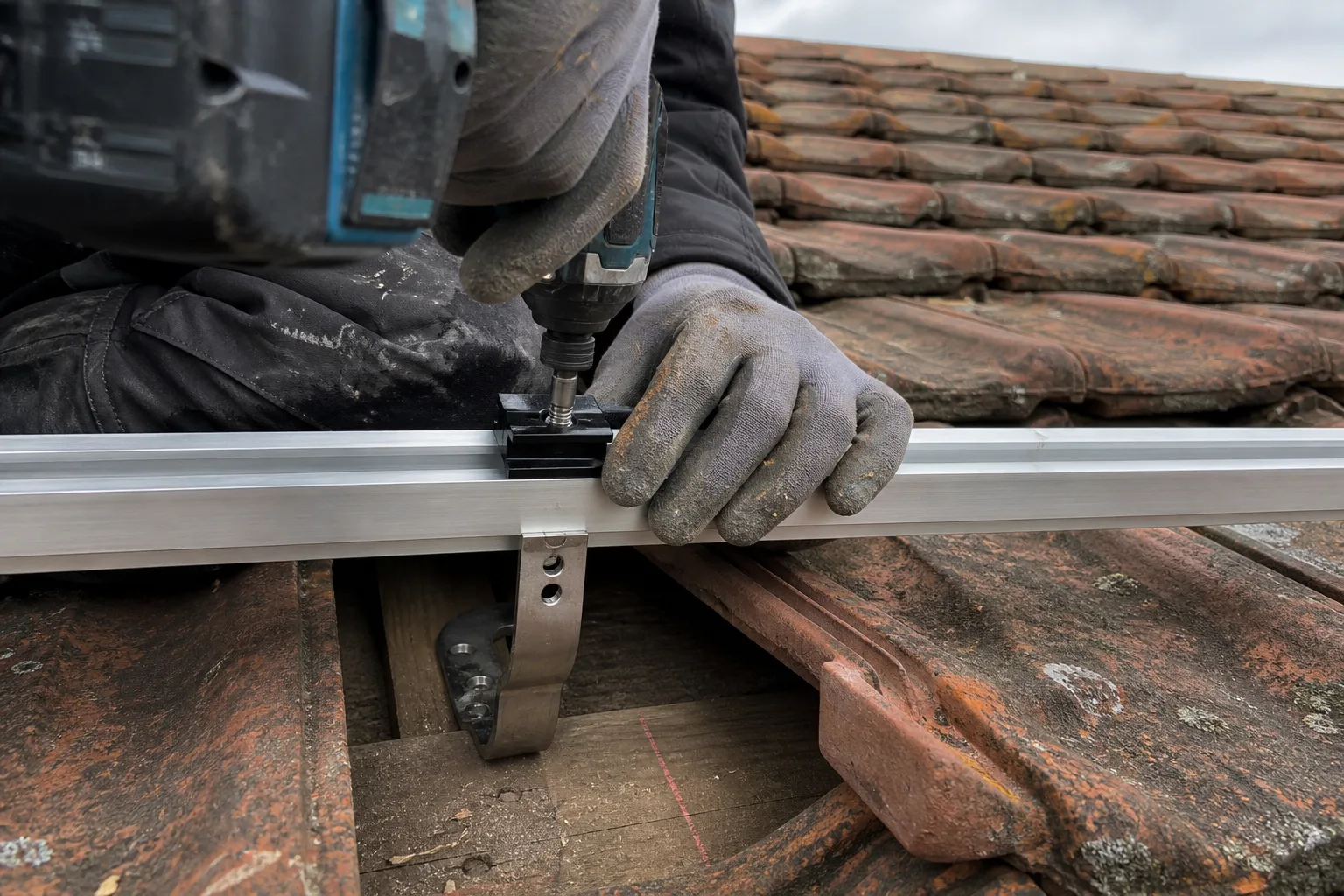 Nahaufnahme einer Modulklammer auf einer Aluminium-Montageschiene